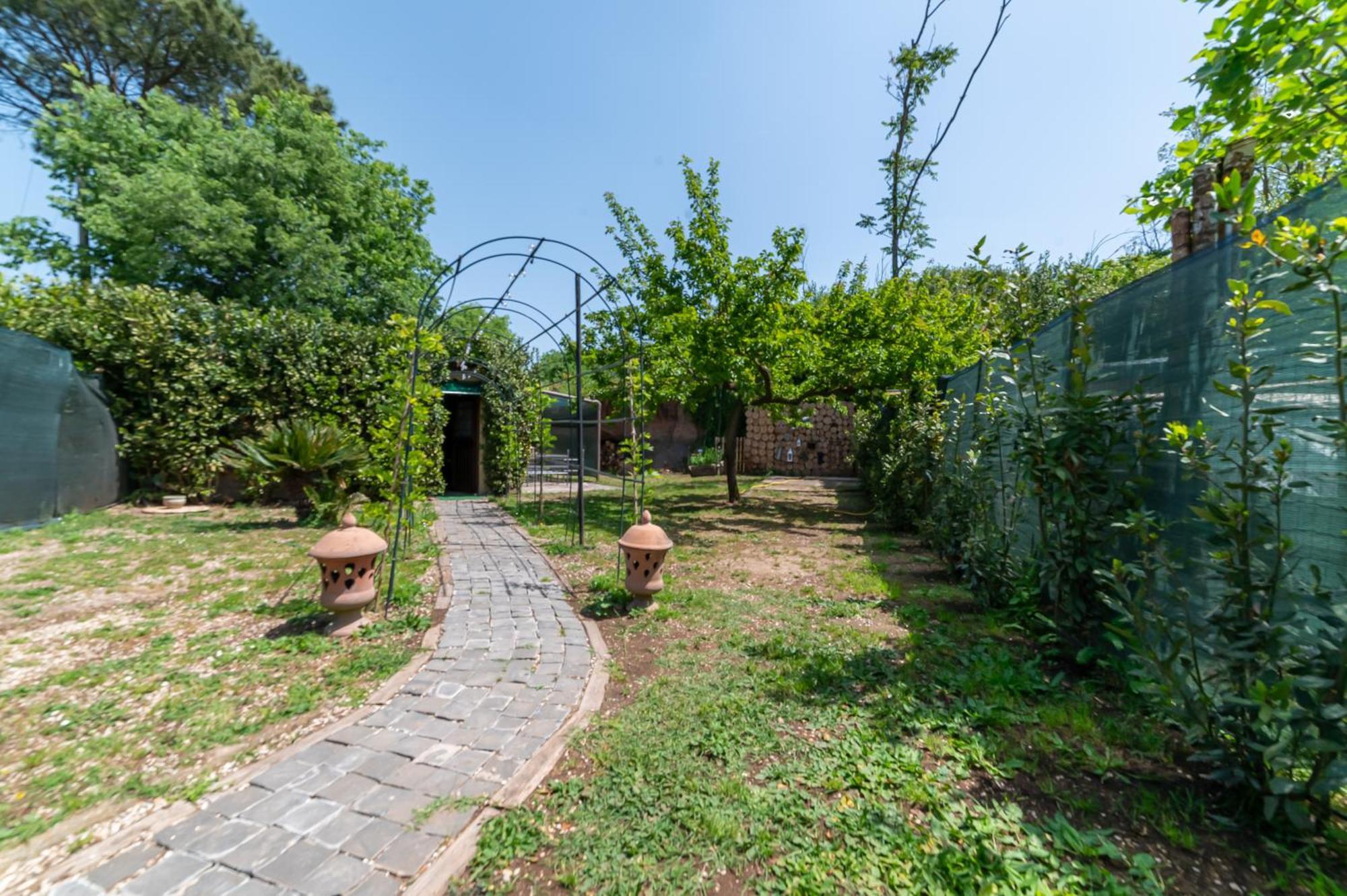 Appia Antica Parcheggio E Giardino Fermata Bus 4 Ospiti Holiday home *